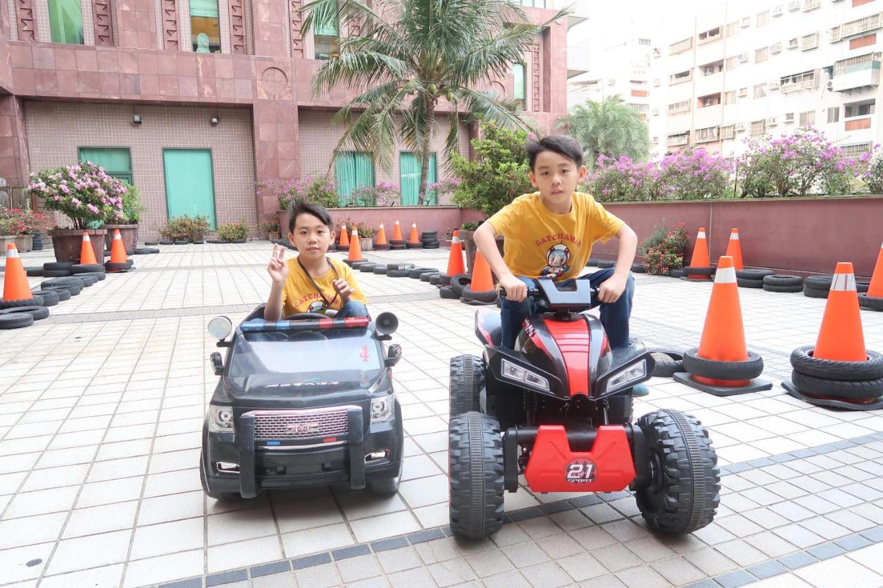 Formosan Naruwan Hotel T'ai-tung Eksteriør bilde Children driving battery-powered toy cars